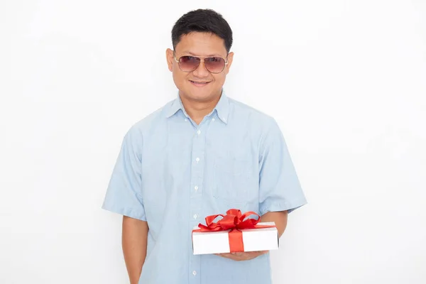 Portrait Bel Homme Asiatique Tenant Boîte Cadeau Sur Fond Blanc — Photo