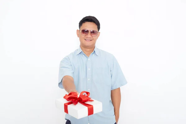 Ritratto Bello Asiatico Uomo Holding Regalo Scatola Sfondo Bianco — Foto Stock