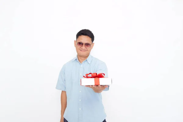 Portrait Bel Homme Asiatique Tenant Boîte Cadeau Sur Fond Blanc — Photo