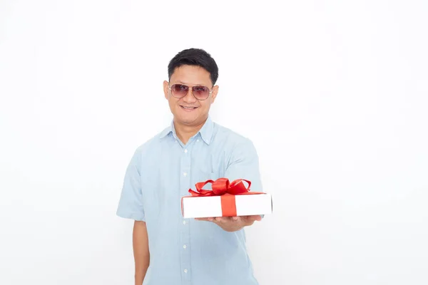 Porträtt Stilig Asiatisk Man Som Håller Presentförpackning Vit Bakgrund — Stockfoto