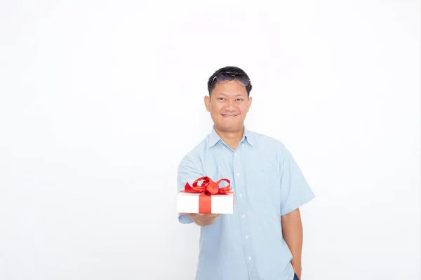 Портрет Поважного Азіатського Чоловіка Який Тримає Скриньку Подарунками Білому Фоні — стокове фото