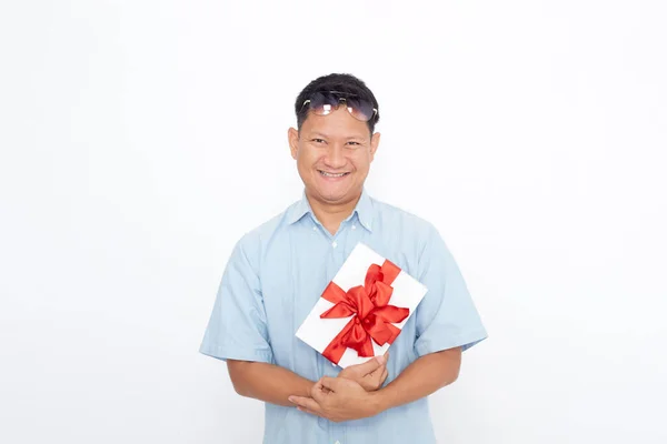Портрет Поважного Азіатського Чоловіка Який Тримає Скриньку Подарунками Білому Фоні — стокове фото