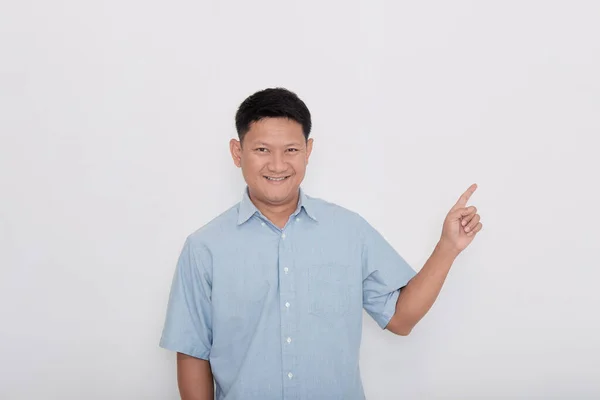 Asiático Hombre Sonriendo Con Dedo Señalando Blanco —  Fotos de Stock