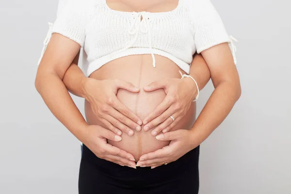 Asyalı Sevgili Karı Koca Mutlu Aile Portresi Beyaz Arka Planda — Stok fotoğraf