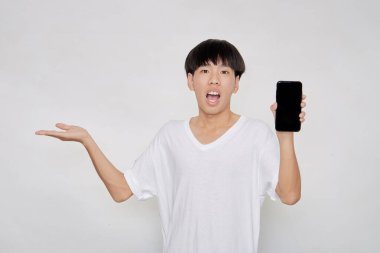 Asyalı yakışıklı, beyaz bir tişört giyen, beyaz bir akıllı telefon ekranı gösteren ve avuç içini gösteren bir portre.