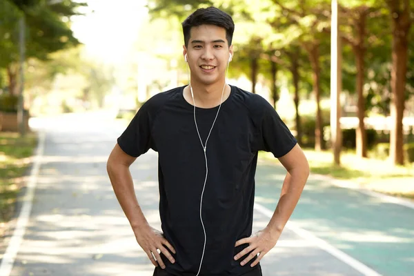 Jonge Knappe Aziatische Man Oefenen Buiten Luisteren Naar Muziek Het — Stockfoto