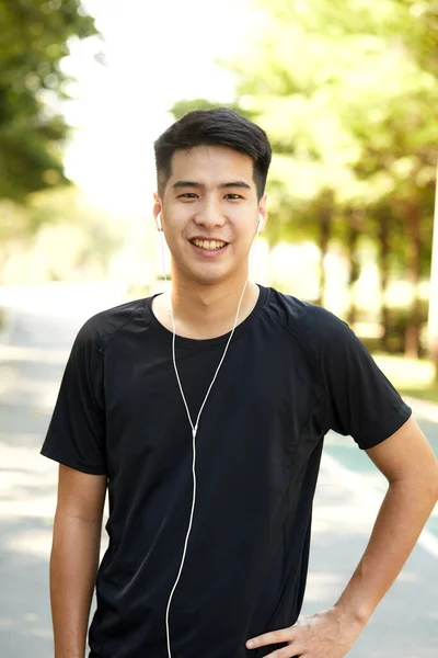 Молодий Привабливий Азіатський Чоловік Займається Вправами Вулиці Слухаючи Музику Парку — стокове фото