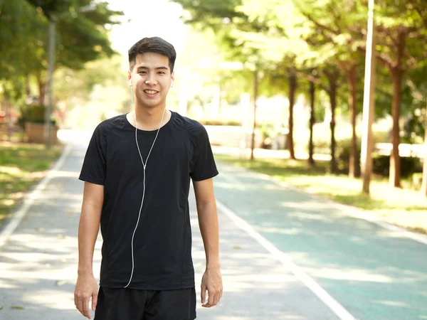 Jonge Knappe Aziatische Man Oefenen Buiten Luisteren Naar Muziek Het — Stockfoto