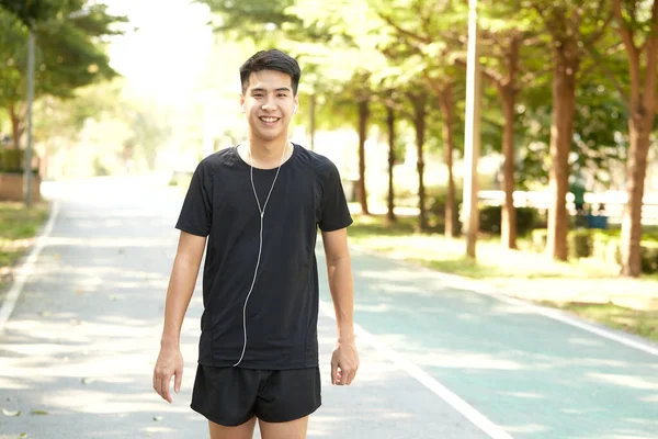 Junger Hübscher Asiatischer Mann Trainiert Freien Und Hört Musik Park — Stockfoto