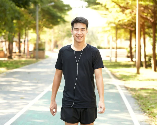 Junger Hübscher Asiatischer Mann Trainiert Freien Und Hört Musik Park — Stockfoto