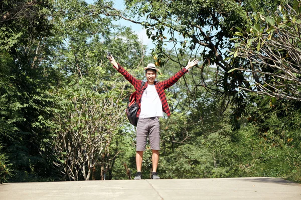 Молодой Азиат Хипстер Путешествует Рюкзаком Летней Поездке Лесу — стоковое фото