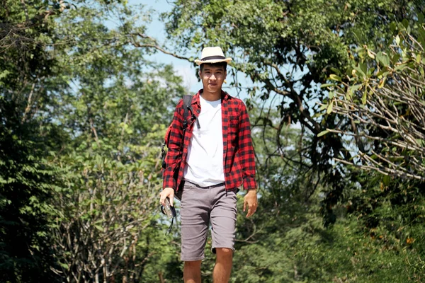 Jeune Homme Hipster Asiatique Voyageant Avec Sac Dos Forêt Été — Photo