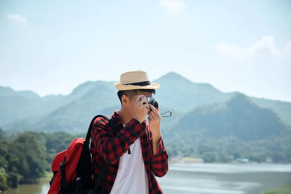 Jonge Hipster Aziatische Man Reizen Met Een Rugzak Zomer Bos — Stockfoto