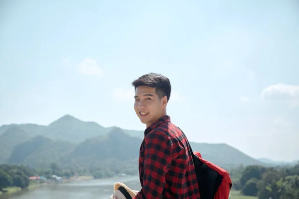Молодий Гіпстер Азіатський Чоловік Подорожує Рюкзаком Лісах — стокове фото