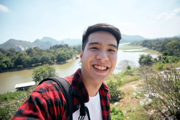 Jonge Hipster Aziatische Man Reizen Met Een Rugzak Zomer Bos — Stockfoto