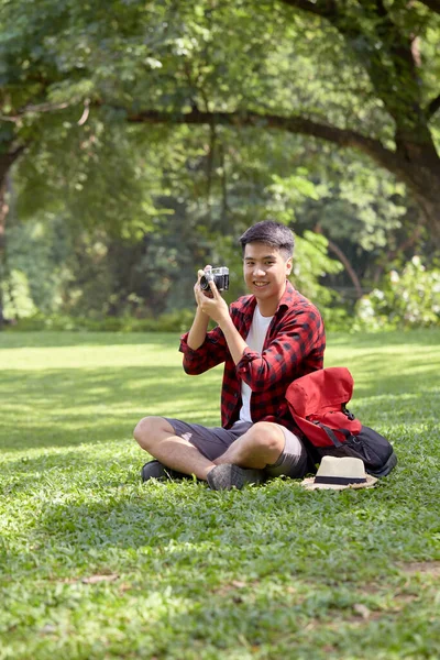 Молодий Азіат Сидить Трав Яному Полі Літній День Красивий Хлопець — стокове фото