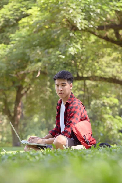 Jonge Aziatische Man Backpacker Zitten Het Grasveld Een Zomerdag Knappe — Stockfoto