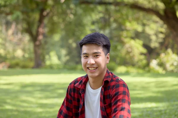 Joven Asiático Hombre Mochilero Sentado Campo Hierba Día Verano Guapo — Foto de Stock