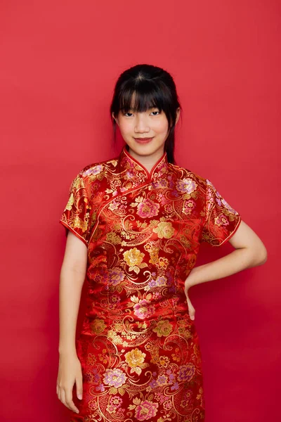 Linda Mujer Asiática Joven Usar Cheongsam Con Acción Para Concepto — Foto de Stock