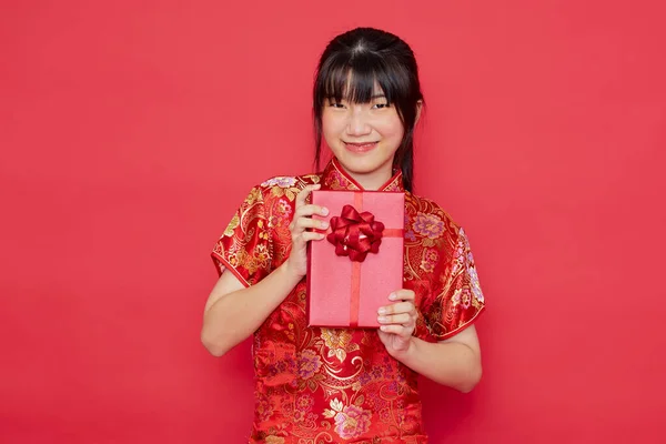 Retrato Hermosa Mujer Asiática Joven Usar Cheongsam Con Caja Regalo — Foto de Stock