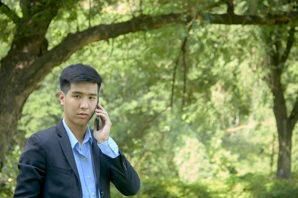 Молодой Азиатский Бизнесмен Прогуливается Парку Помощью Смартфона — стоковое фото