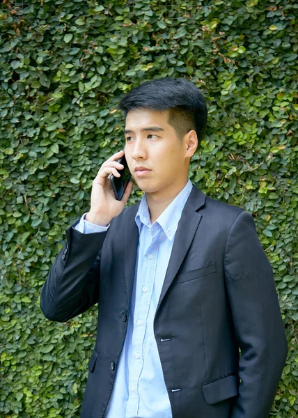 Молодой Азиатский Бизнесмен Прогуливается Парку Помощью Смартфона — стоковое фото