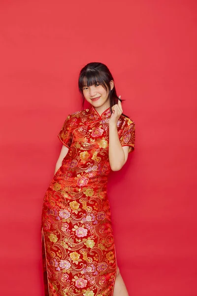 Söt Ung Asiatisk Kvinna Bära Cheongsam Med Åtgärder För Kinesiska — Stockfoto
