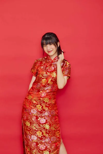 Nette Junge Asiatin Trägt Cheongsam Mit Aktion Zum Chinesischen Neujahrskonzept — Stockfoto