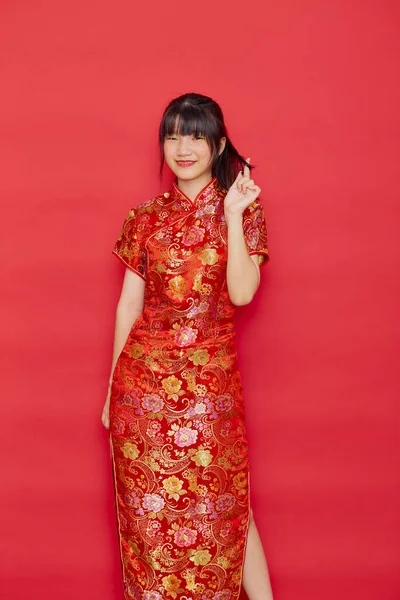 Симпатичная Молодая Азиатка Носит Чхонсам Действием Китайской Концепции Нового Года — стоковое фото