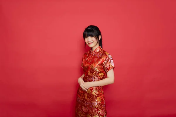 Linda Mujer Asiática Joven Usar Cheongsam Con Acción Para Concepto — Foto de Stock