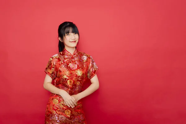 Linda Mujer Asiática Joven Usar Cheongsam Con Acción Para Concepto — Foto de Stock