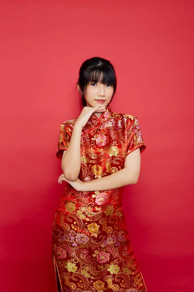 Linda Mujer Asiática Joven Usar Cheongsam Con Acción Para Concepto — Foto de Stock