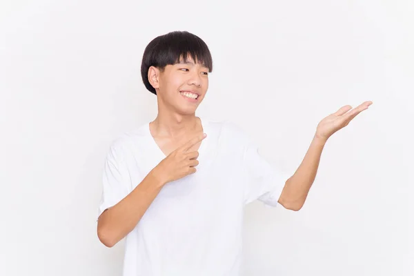 Beyaz Arka Planda Boş Alanda Işaretli Genç Bir Asyalı Adamın — Stok fotoğraf