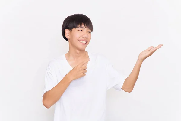 Porträt Eines Jungen Asiatischen Mannes Mit Zeigefinger Auf Leeren Raum — Stockfoto