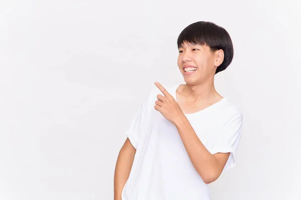 Porträt Eines Jungen Asiatischen Mannes Mit Zeigefinger Auf Leeren Raum — Stockfoto