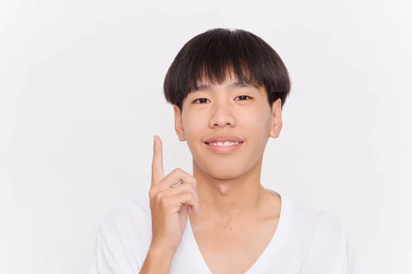 Portret Młodego Azjaty Ręcznym Punktem Pustej Przestrzeni Odizolowanej Białym Tle — Zdjęcie stockowe