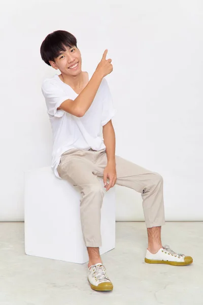 Porträt Eines Jungen Asiatischen Mannes Mit Zeigefinger Auf Leeren Raum — Stockfoto