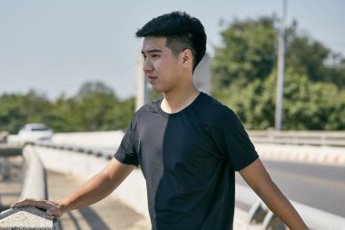 Yakışıklı Asyalı kızlar şehirde spor yapıyor.