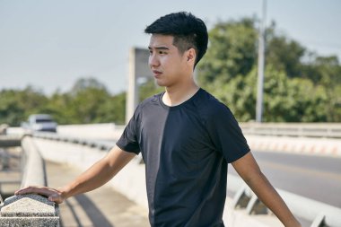 Yakışıklı Asyalı kızlar şehirde spor yapıyor.