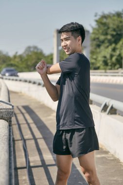 Yakışıklı Asyalı kızlar şehirde spor yapıyor.