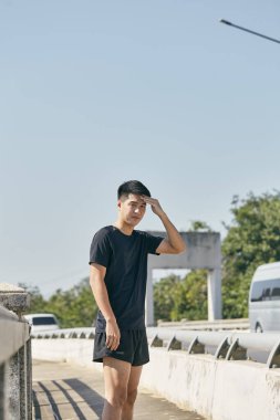 Yakışıklı Asyalı kızlar şehirde spor yapıyor.