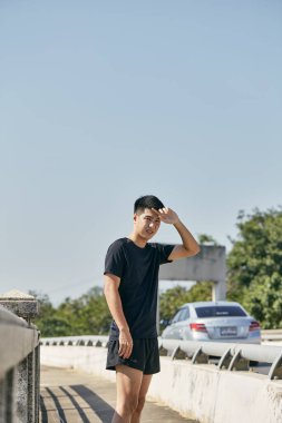 Yakışıklı Asyalı kızlar şehirde spor yapıyor.