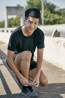 Yakışıklı Asyalı kızlar şehirde spor yapıyor.