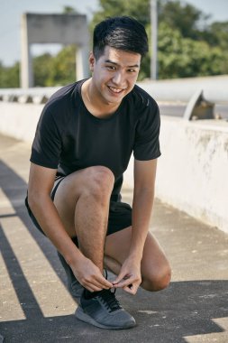 Yakışıklı Asyalı kızlar şehirde spor yapıyor.