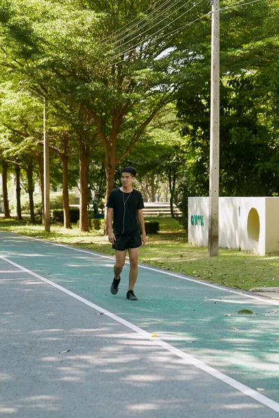 Schöner Junger Asiatischer Mann Typ Sportler Gehen Hören Trainingsmusik Auf — Stockfoto