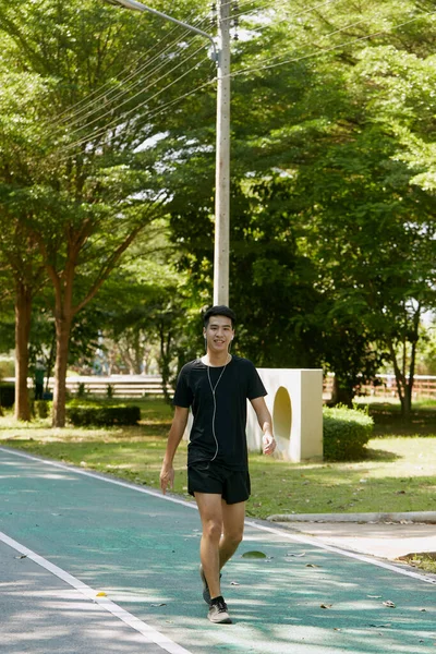 Knappe Jonge Aziatische Man Man Sporter Wandelen Luisteren Naar Het — Stockfoto