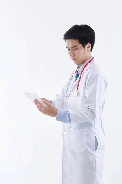 Médico Asiático Amigável Casaco Branco Estetoscópio Vermelho Usando Computador Tablet — Fotografia de Stock