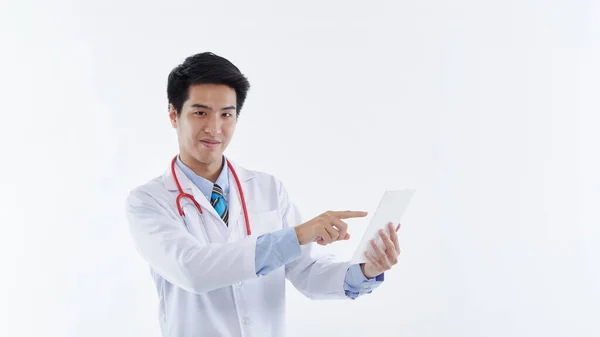 Amichevole Medico Maschio Asiatico Cappotto Bianco Stetoscopio Rosso Utilizzando Computer — Foto Stock