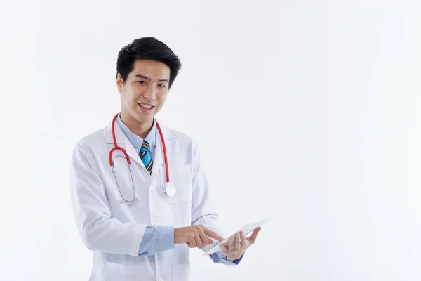 Beyaz Önlüklü Kırmızı Steteskoplu Dost Canlısı Bir Asyalı Erkek Doktor — Stok fotoğraf