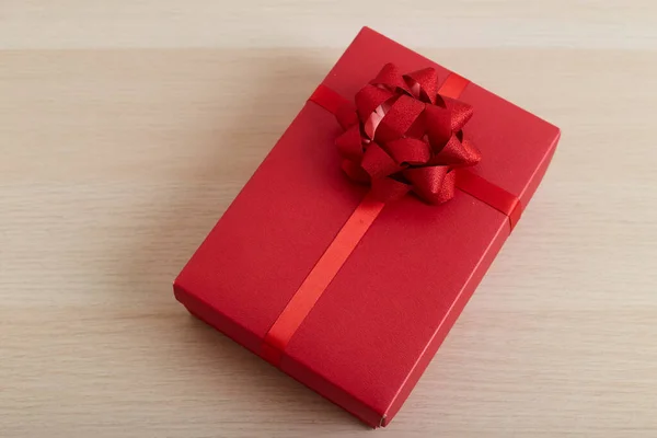 Karácsonyi Ajándékok Piros Ajándék Doboz Fapadlón Boldog Karácsonyt Boldog Évet — Stock Fotó